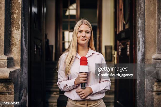 female tv reporter - journalist 個照片及圖片檔