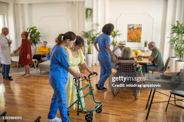 journée habituelle dans une maison de retraite bondée - centre gériatrique photos et images de collection