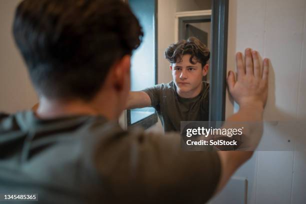 determinati a raggiungere - ragazzo adolescente foto e immagini stock