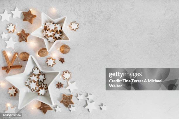 flat lay. christmas cookies in star shape in white bowl on white background. copy space. weihnachtsdekoration hintergrund. - xmas star stock pictures, royalty-free photos & images
