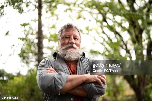 portrait of a senior man - huidaandoening stockfoto's en -beelden