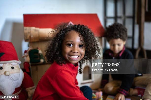 retrato de uma garota brincando com o irmão em casa - casa de boneca - fotografias e filmes do acervo