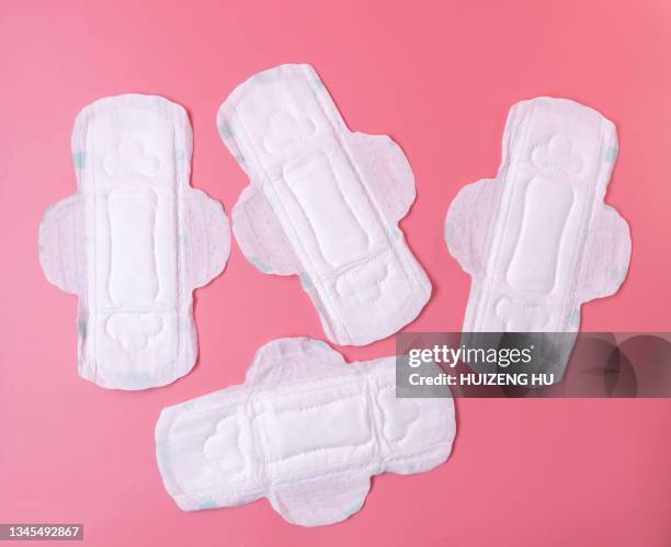 sanitary pads sanitary napkin on pink background. menstruation feminine hygiene top view. - damenbinde stock-fotos und bilder