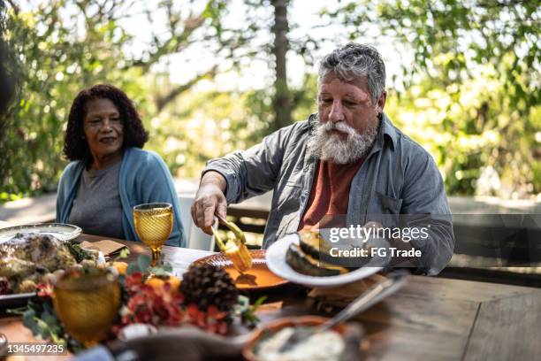 family eating on thanksgiving lunch at home - reunion familia stock pictures, royalty-free photos & images