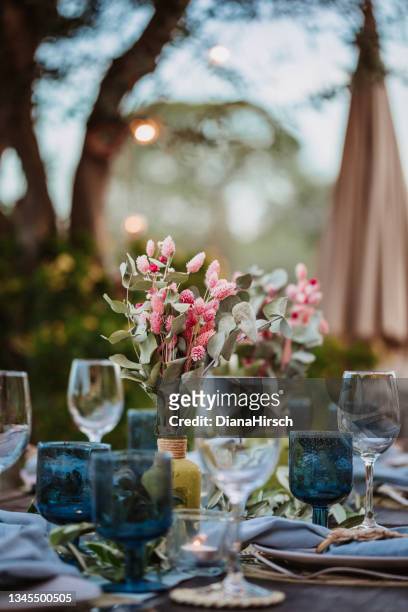 schöne hochzeitsdekoration in türkisfarbenen farbtönen auf einem dunkelbraunen holztisch mit selektivem fokus auf das getrocknete bouquet - bridal styles stock-fotos und bilder