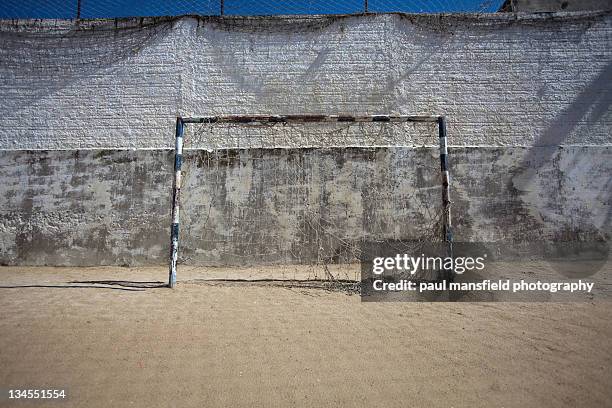 football goal posts - goal posts stockfoto's en -beelden