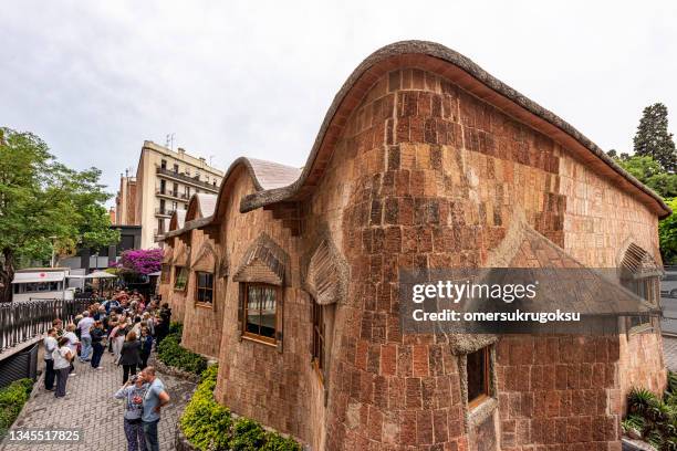 tourists visiting at the entrance of gaudi's old school - sagrada família imagens e fotografias de stock