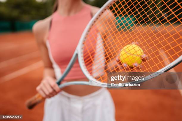 彼女のテニスラケットとボールを保持している認識できな��い女性 - ラケット ストックフォトと画像