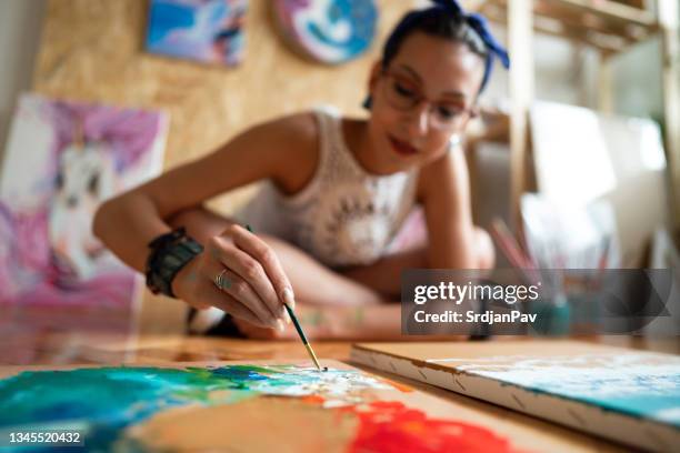 creative female artist, making desire paint colors for her painting - combinação de técnicas de desenho imagens e fotografias de stock