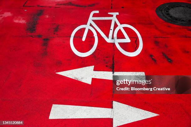 cycle lane symbol - bicycle lane stock-fotos und bilder