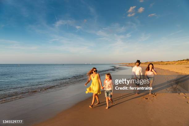 family walking by the sea shore - virginia beach 個照��片及圖片檔