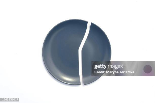 broken blue plate on a white background. - assiette cassée photos et images de collection