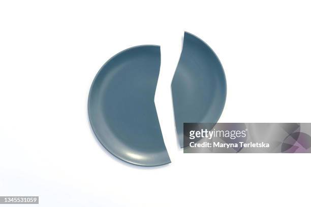 broken blue plate on a white background. - assiette cassée photos et images de collection