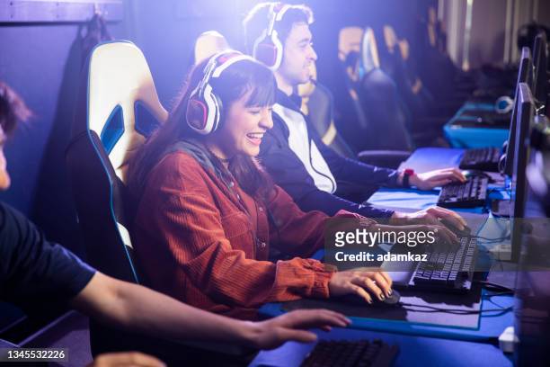 team playing esports game on computer - esports stock pictures, royalty-free photos & images