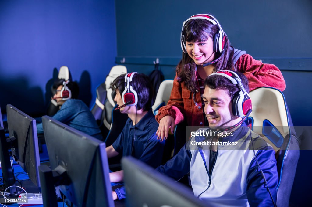 Esports-Team mit Coach, der Ratschläge gibt