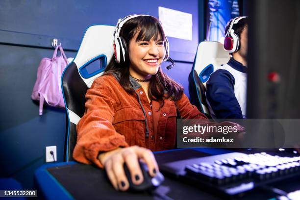 female gamer playing esports - gaming station stock pictures, royalty-free photos & images