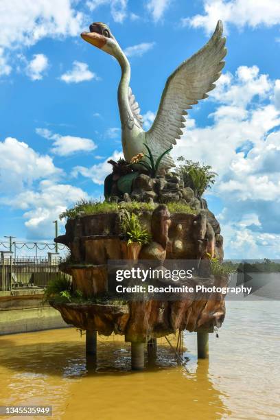 afternoon scenic view of the sibu swan statue at the rajang esplanade in sibu, sarawak, malaysia - sibu river stock pictures, royalty-free photos & images