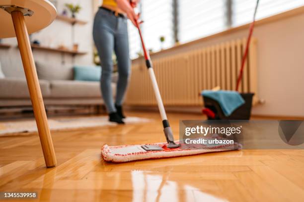 cleaning parquet floor with wet mop - chão imagens e fotografias de stock