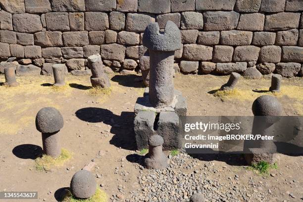 inca uyo stone phalli, inca fertility temple, chucuito, puno province, peru - puno stockfoto's en -beelden