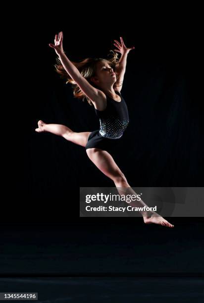 gymnast confidence - artistic gymnastics stock pictures, royalty-free photos & images