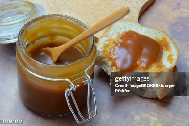 french caramel cream in glass and yeast plait, brittany, france - pure yeast stock-fotos und bilder