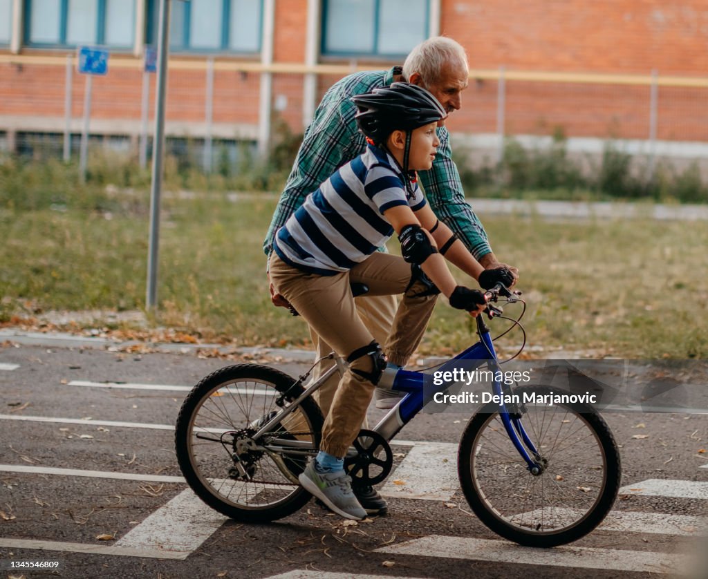 Criança aprendendo a andar de bicicleta
