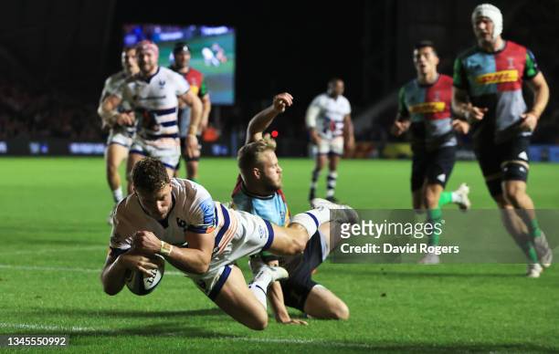 Henry Purdy of Bristol Bears scores his teams second try during the Gallagher Premiership Rugby match between Harlequins and Bristol Bears at...