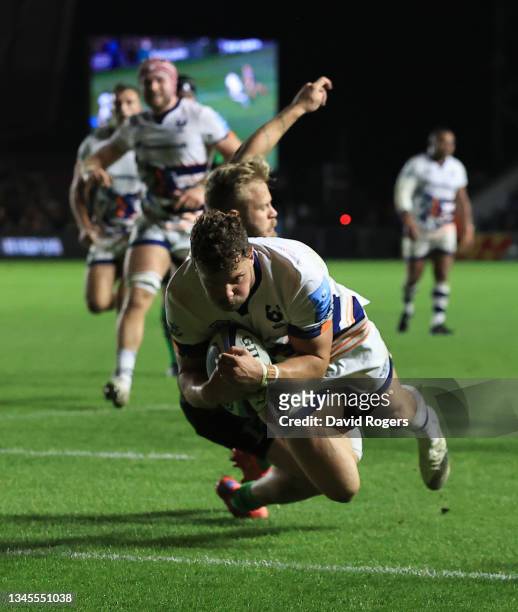 Henry Purdy of Bristol Bears scores his teams second try during the Gallagher Premiership Rugby match between Harlequins and Bristol Bears at...