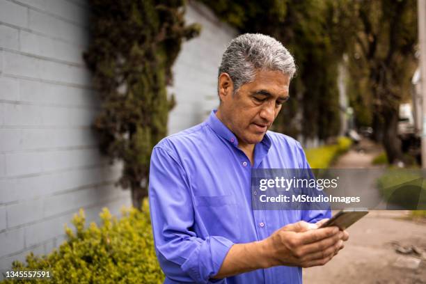 homme âgé utilisant un téléphone portable - seulement des hommes seniors photos et images de collection