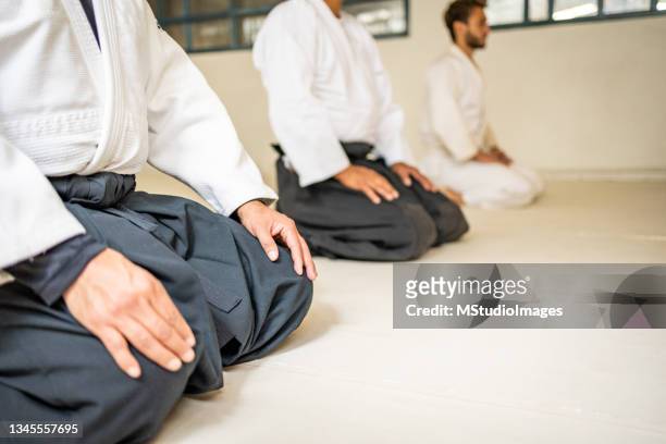 trois hommes contemplant avant de s’entraîner - jiu jitsu photos et images de collection
