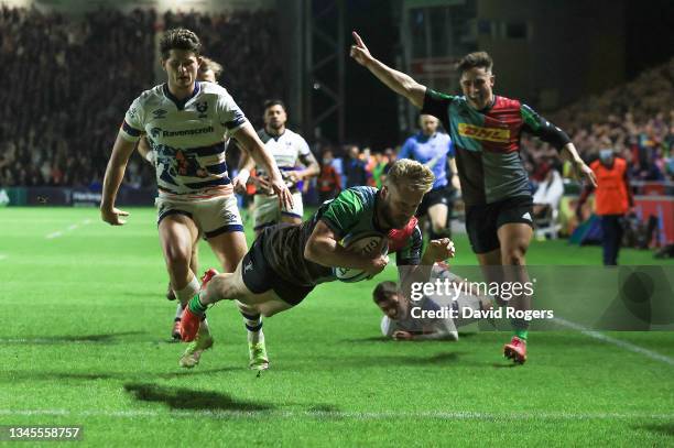 Tyrone Green of Harlequins scores a try during the Gallagher Premiership Rugby match between Harlequins and Bristol Bears at Twickenham Stoop on...