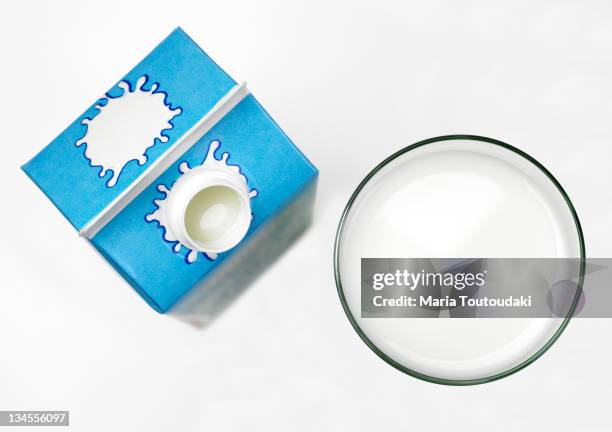 glass with milk and carton - milk carton - fotografias e filmes do acervo