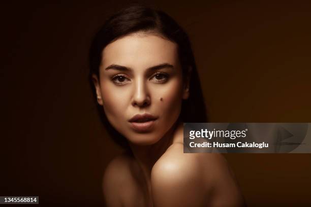portrait of beautiful young woman with mole on her cheek. - mole stockfoto's en -beelden