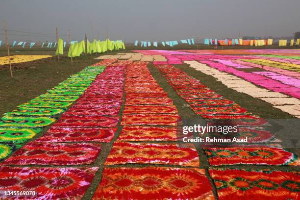 fabrics drying under the sun - bangladeshisk kultur bildbanksfoton och bilder