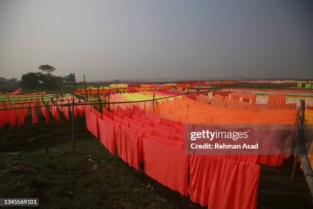 fabrics drying under the sun - textile industry stock-fotos und bilder