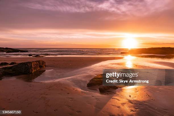 birubi sunset - australia summer reflection stock-fotos und bilder