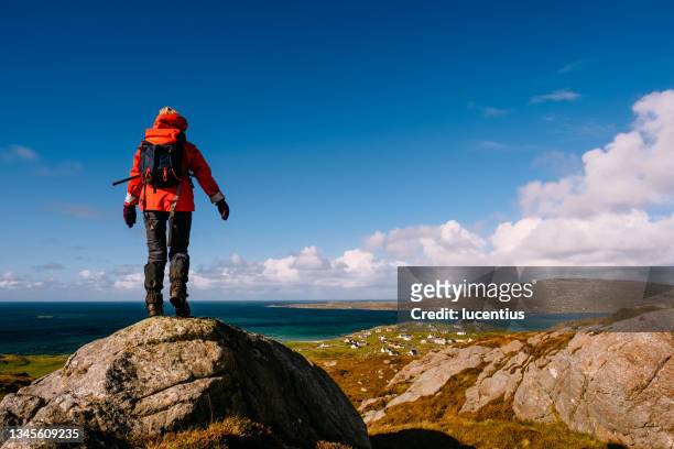 エリスカイ島の上の女性, スコットランド - アウターヘブリディーズ ストックフォトと画像