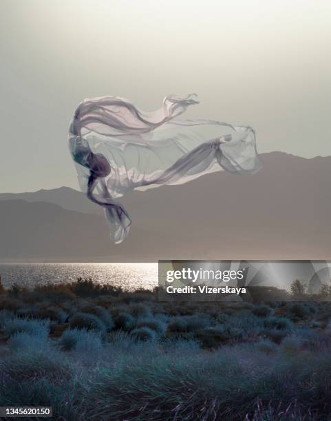 atardecer surrealista - levitación fotografías e imágenes de stock