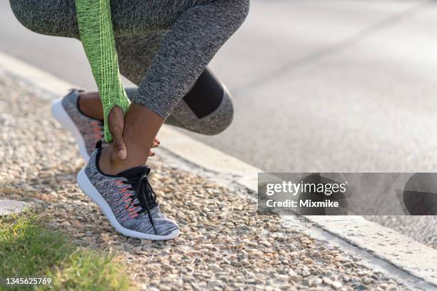 right ankle injury - distenção imagens e fotografias de stock