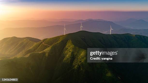 großflächige windkrafterzeugung in berggebieten - windmill stock-fotos und bilder