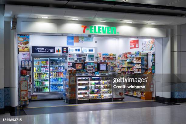 7-eleven convenience store in hongkong - tante emma laden stock-fotos und bilder