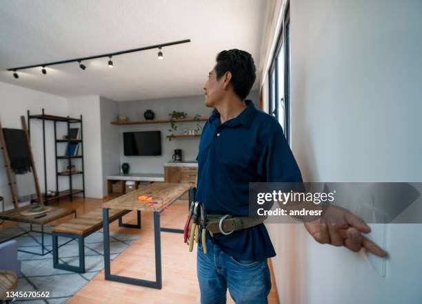 electrician installing a dimmer to control the lights at a house - spoil system 個照片及圖片檔