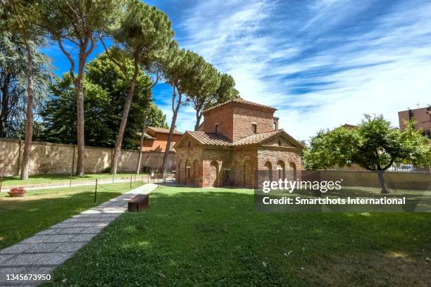 outside view of "galla placidia's mausoleum" (chapel) in ravenna, italy - rávena fotografías e imágenes de stock