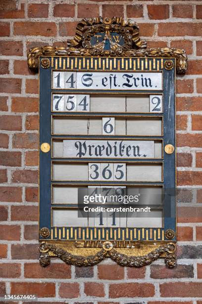 liste der psalmen auf einem tisch an bord in einer alten kirche - frederiksborg stock-fotos und bilder