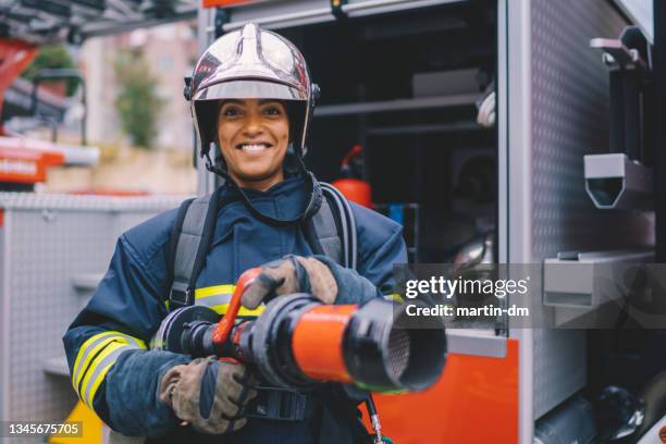 feuerwehrporträt - feuerwehrauto stock-fotos und bilder