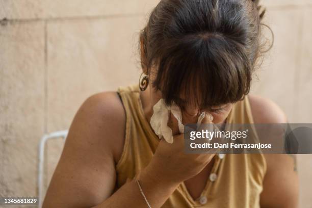 young woman wiping snot with a paper handkerchief - dengue fotografías e imágenes de stock