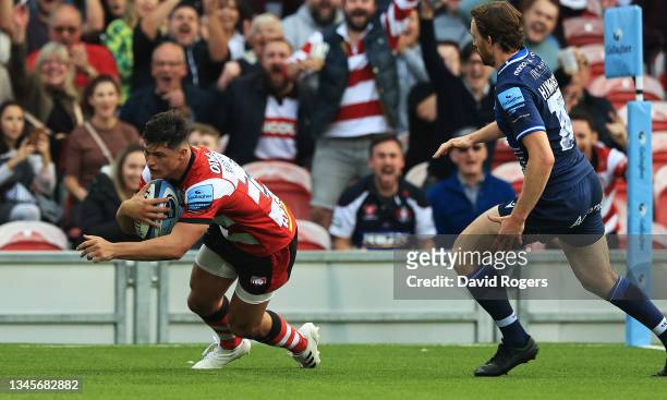 Louis Rees-Zammit of Gloucester scores his second try during the Gallagher Premiership Rugby match between Gloucester Rugby and Sale Sharks at...