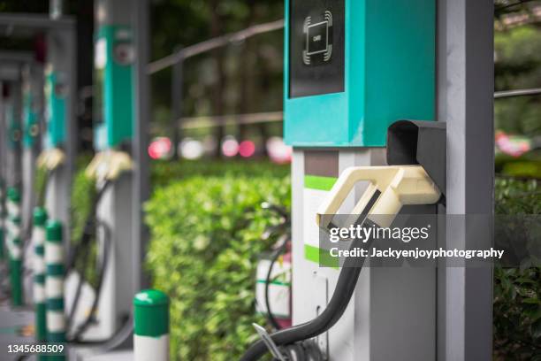 electric car charging station at shoppingm mall in the city - charge foul stock-fotos und bilder