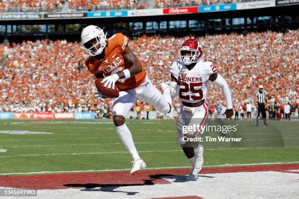 Joshua Moore of the Texas Longhorns catches a pass for a touchdown while defended by Justin Broiles of the Oklahoma Sooners in the first quarter...