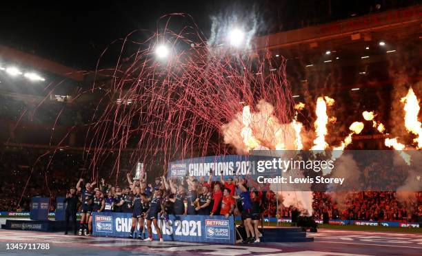 James Roby of St Helens lifts the Grand Final Trophy and celebrates victory with the team during the Betfred Super League Grand Final match between...